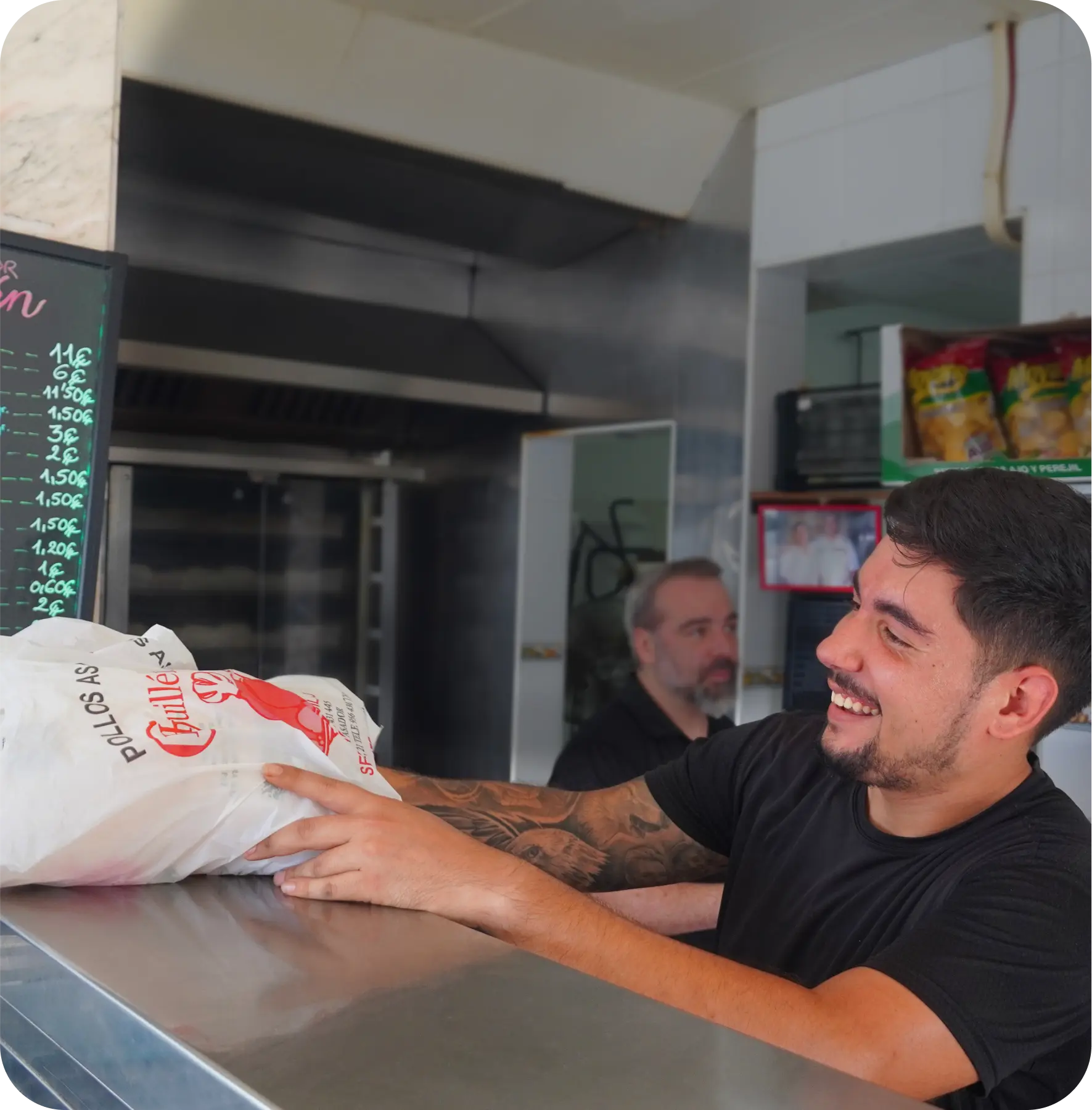 Entrega de pollo asado para llevar en Asador Guillén, Barbate